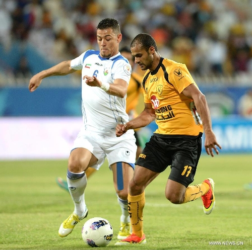 Qadsia's Bader Mutawa (R) vies with Jahra's Ifranro Brazilio during the Amir Cup final in Kuwait City, capital of Kuwait, May 28, 2013. Qadsia won the match 3-0. (Xinhua/Noufal Ibrahim) 