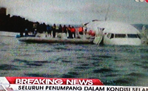 Photo taken on April 13, 2013 shows the TV screen of breaking news of a Lion Air plane crashing into sea while landing in Bali, Indonesia. A plane operated by Lion Air with over 100 passengers on board crashed into sea while landing at an airport in Bali on Saturday, an Indonesian official said. (Xinhua/Veri Sanovri) 