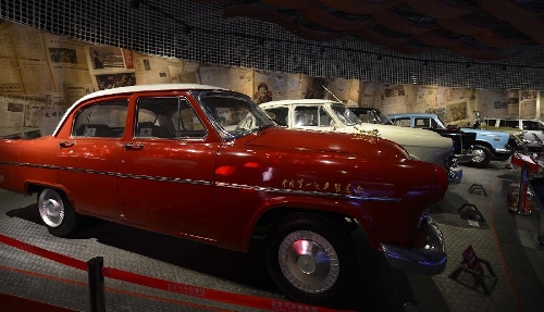 Photo taken on April 28, 2013 shows cars displayed in the Beijing Auto Museum in Beijing, capital of China. Beijing Auto Museum, a museum aimed at the promotion of auto culture, was awarded the National 4A tourist attraction on Sunday. (Xinhua/Qi Heng)  