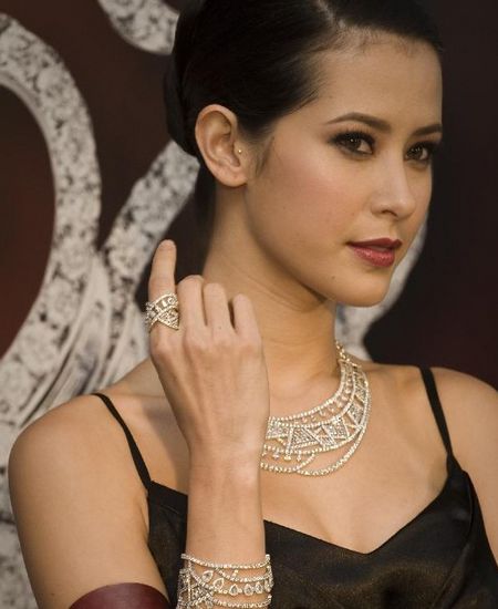 A model presents jewelries by the Emperor Watch and Jewellery in Hong Kong, South China, October 30, 2012. Photo: Xinhua