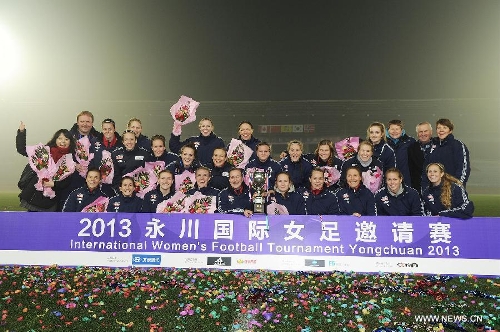 Players of Norway women's football team celebrate during the awarding ceromony after the Women's Soccer Four-nation Invitation Tournament in southwest China's Chongqing, Jan. 16, 2013. Norway won the championship. (Xinhua/Chen Cheng) 