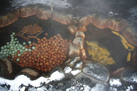 Eggs and corn are boiled at the mouth of the hot spring. Tourists enjoy eating them as they are believed to taste better than eggs and corn boiled in ordinary water. (CRI Online)