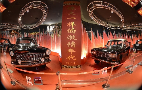 Photo taken on April 28, 2013 shows China-made Red Flag limousine (L) and Shanghai limousine (R) in the Beijing Auto Museum in Beijing, capital of China. Beijing Auto Museum, a museum aimed at the promotion of auto culture, was awarded the National 4A tourist attraction on Sunday. (Xinhua/Qi Heng)  