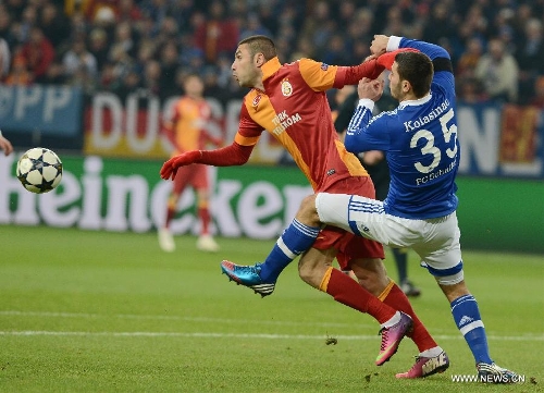 Sead Kolasinac (R) of FC Schalke 04 vies with Burak Yilmaz of Galatasaray during the UEFA Champions League eighth-final match at Veltins Arena in Gelsenkirchen, west Germany, March 12, 2013. Galatasaray won 3-2 and entered the quarterfinal. (Xinhua/Ma Ning) 