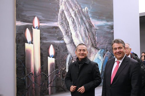 German Economic Minister Sigmar Gabriel (right) visits an art gallery in Beijing on Tuesday. Photo:IC