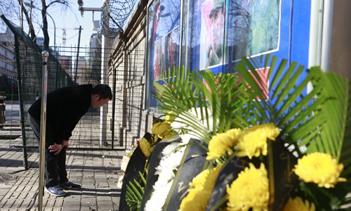 A Beijing resident bows after laying a wreath outside the Cuban Embassy in Beijing on Sunday, following the death of Cuban revolutionary leader Fidel Castro late Friday at the age of 90. Photo: Li Hao/GT