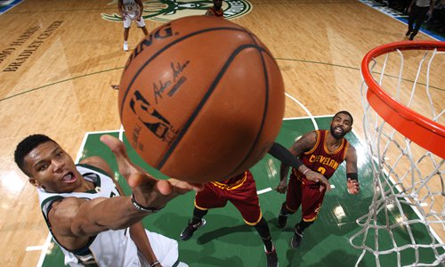 Giannis Antetokounmpo of the Milwaukee Bucks shoots a layup against the Cleveland Cavaliers on Tuesday in Milwaukee. Photo: CFP