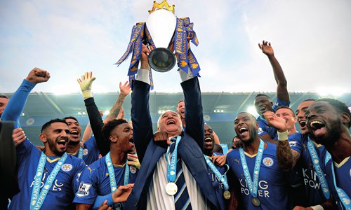 Leicester City manager Claudio Ranieri lifts the Premier League Trophy on May 7 in Leicester, England. Photo: CFP