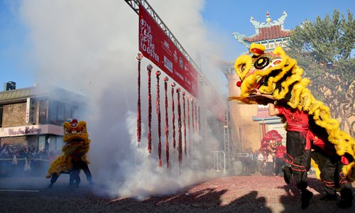 Dragon dance performers show off amid firecrackers at the opening ceremony of the 39th Annual Los Angeles Chinatown Firecrackers Run/Walk on February 12. Photo: Yu Yan