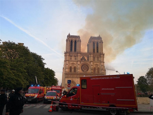 Spire Of Notre Dame Cathedral In Paris Collapses In Huge Fire - Global ...