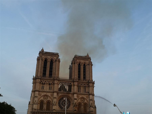 Spire Of Notre Dame Cathedral In Paris Collapses In Huge Fire - Global ...