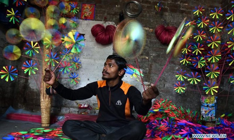 In Pics Paper Wheel Toy Seller In Jammu Indian Controlled Kashmir