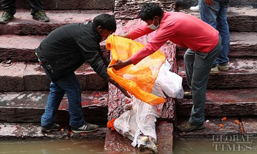 Nepal mourns quake victims in cremation ceremonies