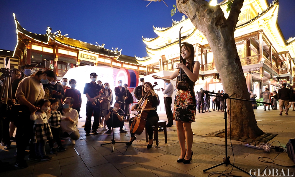 shanghai s yuyuan garden attracts tourists with chinese traditional performances global times yuyuan garden attracts tourists