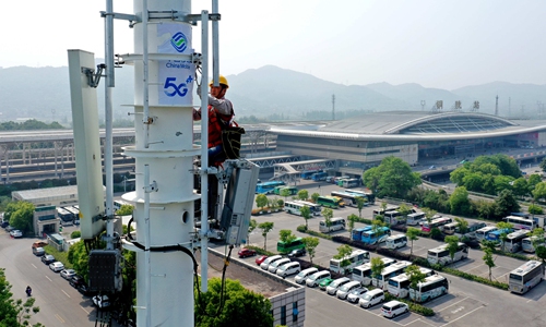 Un Employé De China Mobile Ajuste Et Teste L'Équipement De La Station De Base 5G À La Gare De Tongling, Dans La Province D'Anhui (Est De La Chine), Le 27 Avril. Photo : Cnsphoto