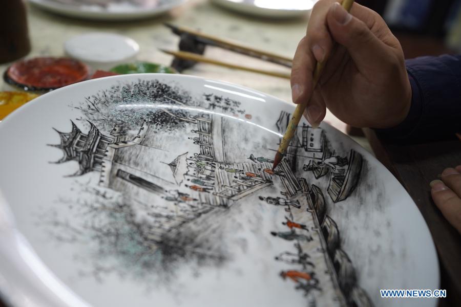 Porcelain painter and his daughter present local culture through