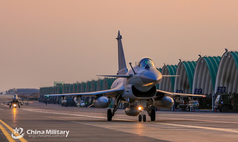 A fighter jet attached to an air force aviation brigade under the PLA Southern Theater Command taxies on the flightline before takeoff during a round-the-clock flight training exercise on March 4, 2021.Photo:China Military