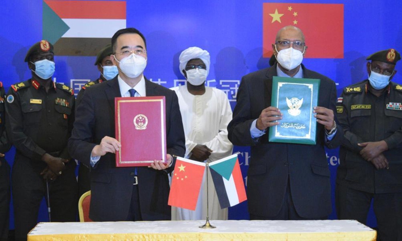 Chinese Ambassador to Sudan Ma Xinmin (L, front) and Sudan's Health Minister Omer Al-Najeeb (R, front) pose for a photo during a handover ceremony for Chinese vaccines in Khartoum, Sudan, March 26, 2021. A batch of China's Sinopharm COVID-19 vaccines, donated by the Chinese government to Sudan, arrived here on Friday.Photo:Xinhua