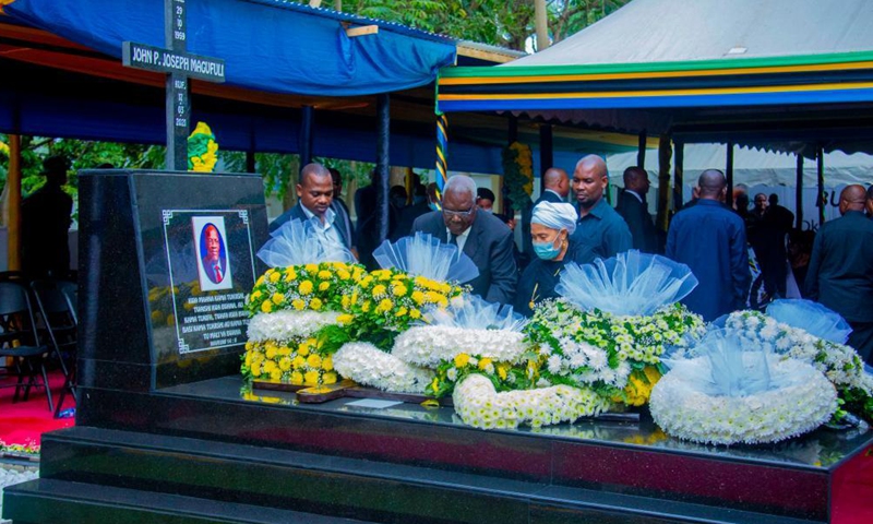 People present wreaths at the tomb of former Tanzanian President Magufuli in Chato, Tanzania, on March 26, 2021. Tanzania on Friday held a burial ceremony for former President Magufuli in his native town of Chato in Geita region with full military honors mounted by the Tanzania People's Defense Forces.Photo:Xinhua