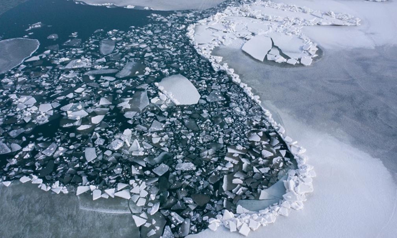 Aerial photo taken on March 30, 2021 shows a view of Qinghai Lake in northwest China's Qinghai Province. The frozen lake has started to thaw as the temperature rises in spring.Photo:Xinhua