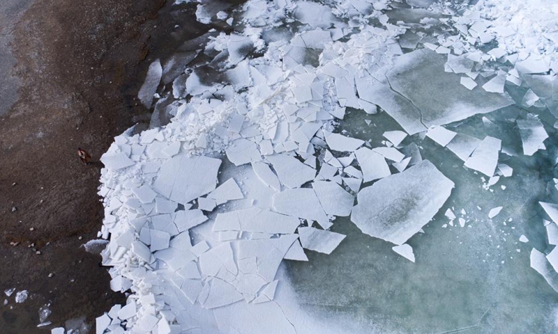 Aerial photo taken on March 30, 2021 shows a view of Qinghai Lake in northwest China's Qinghai Province. The frozen lake has started to thaw as the temperature rises in spring.Photo:Xinhua