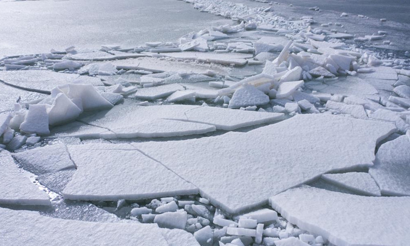 Aerial photo taken on March 30, 2021 shows a view of Qinghai Lake in northwest China's Qinghai Province. The frozen lake has started to thaw as the temperature rises in spring.Photo:Xinhua