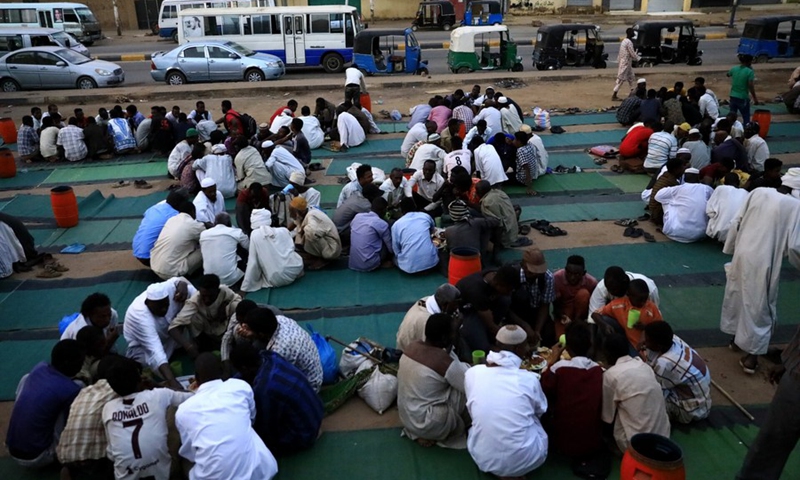 People have iftar on a street during the Islamic holy month of Ramadan in Khartoum, Sudan, on April 15, 2021.(Photo: Xinhua)