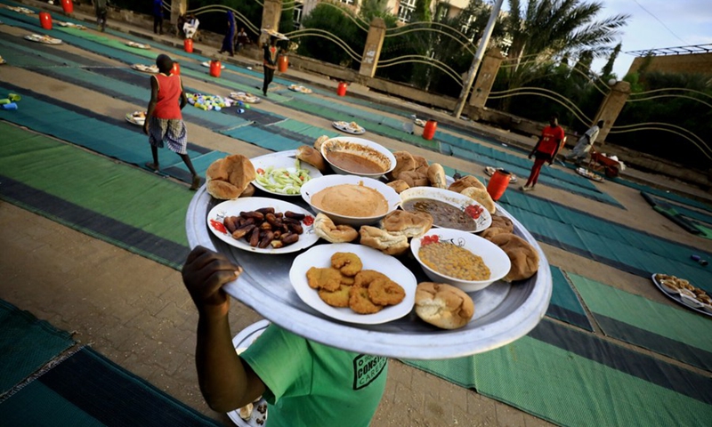 People prepare iftar on a street during the Islamic holy month of Ramadan in Khartoum, Sudan, on April 15, 2021.(Photo: Xinhua)