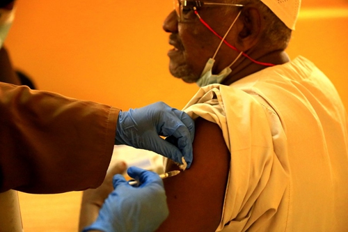 A man receives a dose of COVID-19 vaccine at a vaccination site in Khartoum, Sudan, March 29, 2021.(Photo: Xinhua)