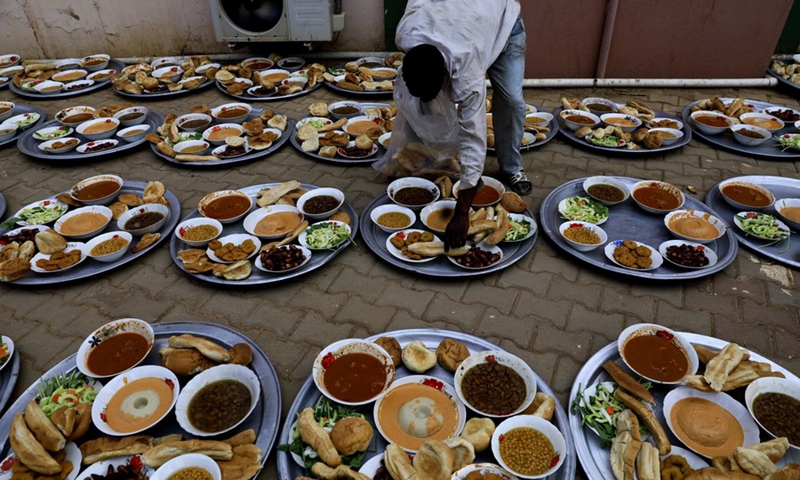 A man prepares iftar on a street during the Islamic holy month of Ramadan in Khartoum, Sudan, on April 15, 2021.(Photo: Xinhua)