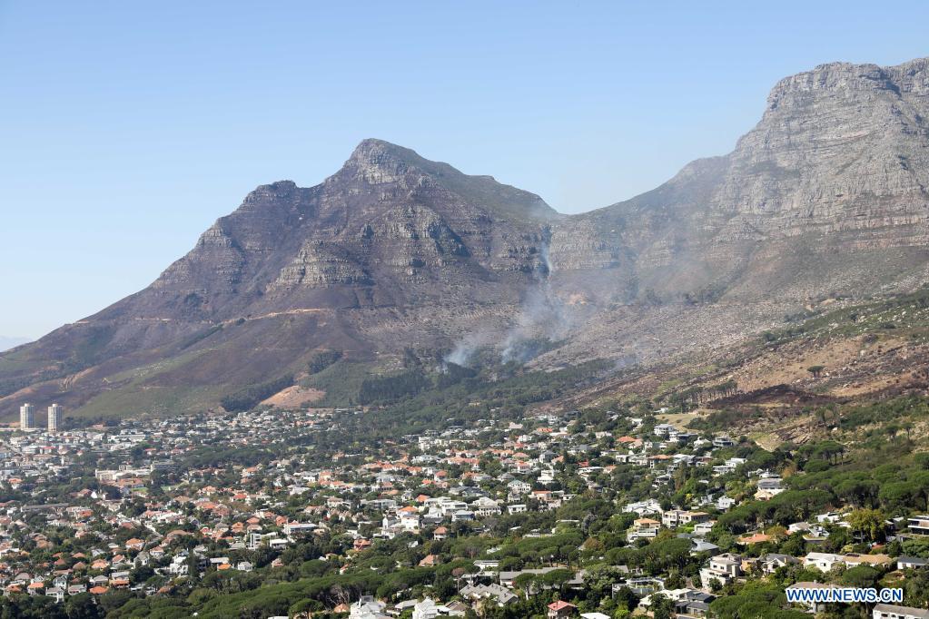 Smoke rises from Table Mountain near Vredehoek, Cape Town, South Africa, on April 20, 2021. The wildfire that broke out on South Africa's iconic Table Mountain on Sunday morning has been largely contained but the danger remains, the Western Cape provincial government said in a statement Tuesday.(Photo: Xinhua)