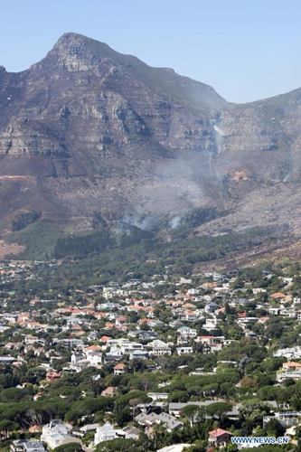 Smoke rises from Table Mountain near Vredehoek, Cape Town, South Africa, on April 20, 2021. The wildfire that broke out on South Africa's iconic Table Mountain on Sunday morning has been largely contained but the danger remains, the Western Cape provincial government said in a statement Tuesday.(Photo: Xinhua)