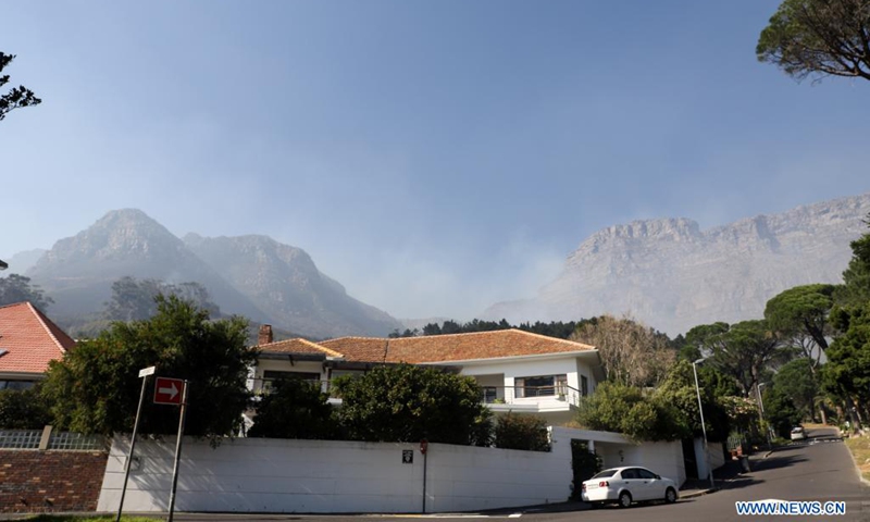 Smoke rises from Table Mountain near Vredehoek, Cape Town, South Africa, on April 20, 2021. The wildfire that broke out on South Africa's iconic Table Mountain on Sunday morning has been largely contained but the danger remains, the Western Cape provincial government said in a statement Tuesday.(Photo: Xinhua)