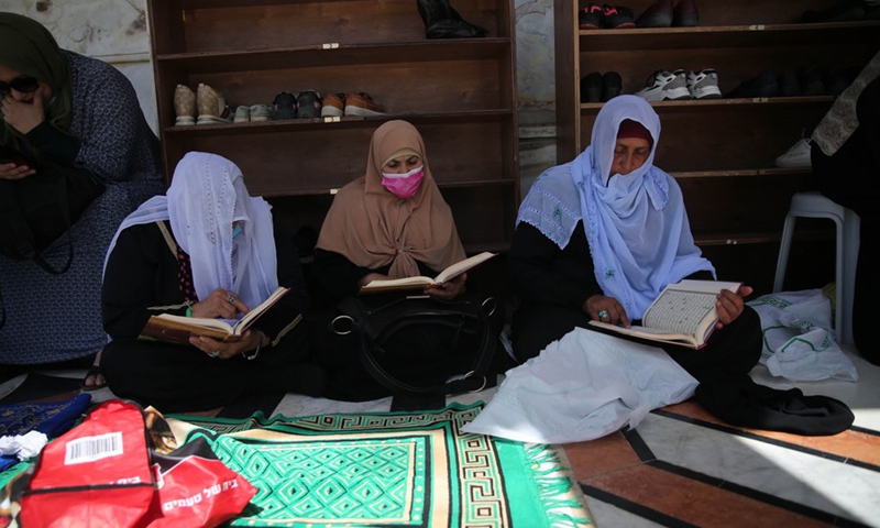 Muslim women read the Quran at the Dome of the Rock in Jerusalem's Old City on April 23, 2021.(Photo: Xinhua)