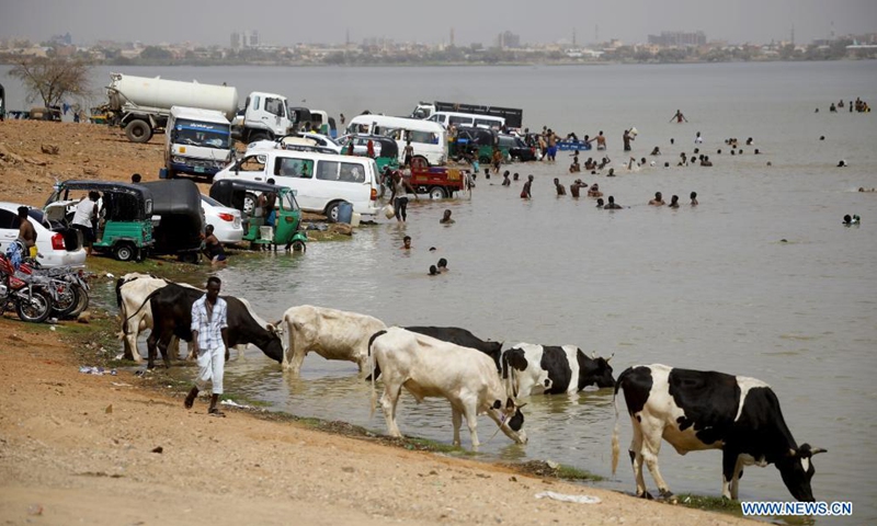 Sudanese cool themselves off in the Nile amid high temperature and electricity power cuts in Khartoum, Sudan, April 27, 2021. (Photo: Xinhua)