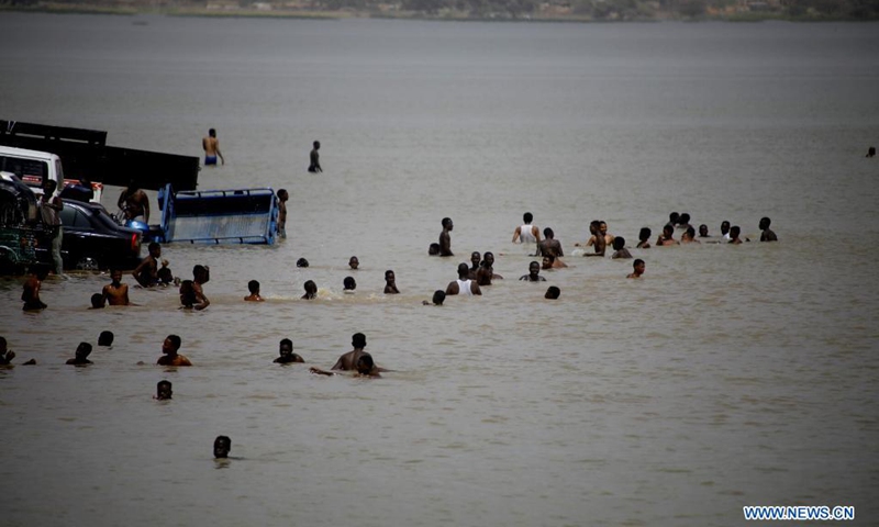 Sudanese cool themselves off in the Nile amid high temperature and electricity power cuts in Khartoum, Sudan, April 27, 2021. (Photo: Xinhua)