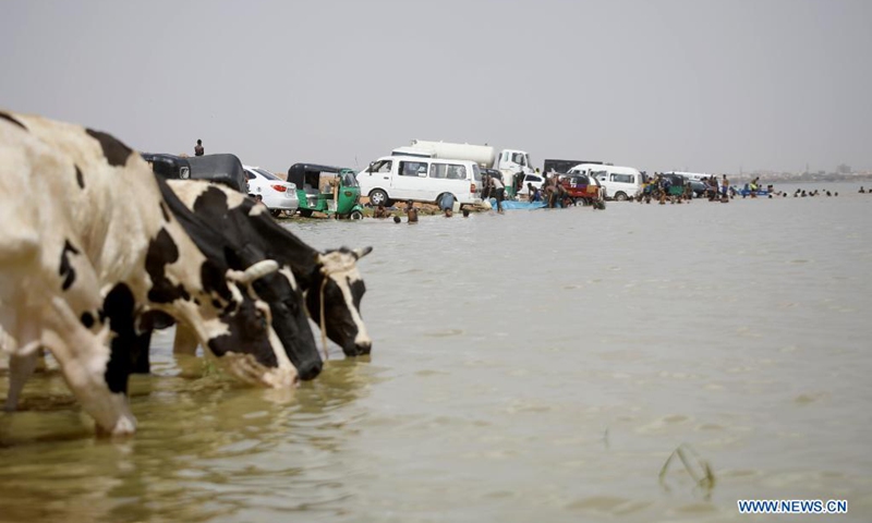 Sudanese cool themselves off in the Nile amid high temperature and electricity power cuts in Khartoum, Sudan, April 27, 2021. (Photo: Xinhua)