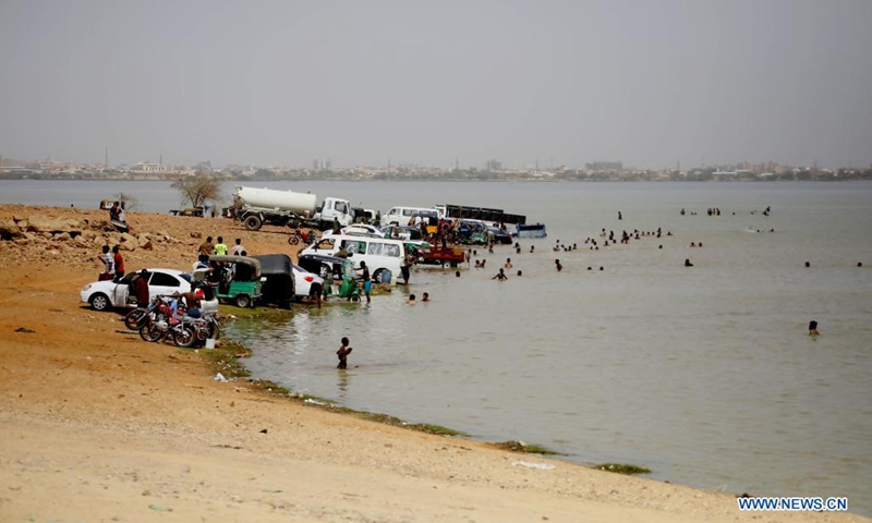 Sudanese cool themselves off in the Nile amid high temperature and electricity power cuts in Khartoum, Sudan, April 27, 2021. (Photo: Xinhua)