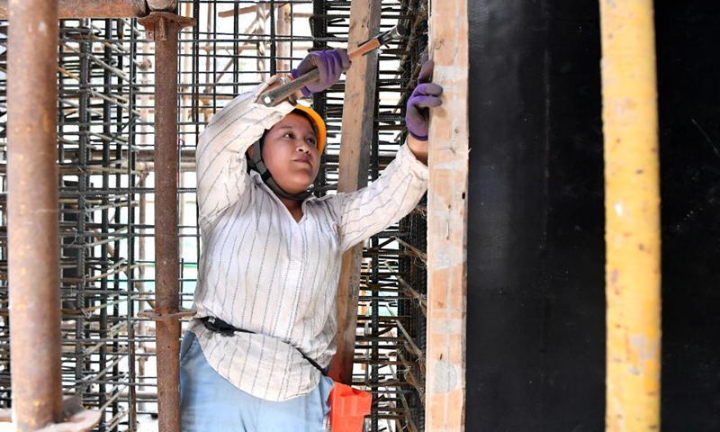 A worker from China Railway Seventh Group Co., Ltd. works at the construction site of a project in Weiyang District of Xi'an City, capital of northwest China's Shaanxi Province, May 1, 2021. People from various sectors stick to their posts during the Labor Day holiday. Photo: Xinhua