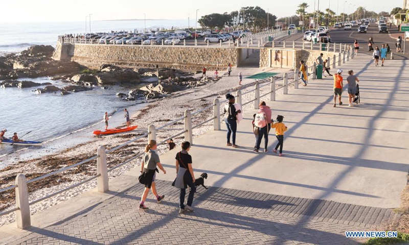 People walk near a beach at the weekend in Cape Town, South Africa, on May 1, 2021. (Xinhua/Lyu Tianran)