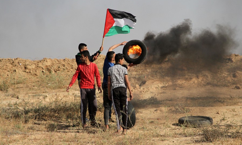 Palestinian protesters clash with Israeli troops during a protest against the violence in the Old City of Jerusalem, on the Gaza-Israel border, on May 8, 2021.(Photo: Xinhua)