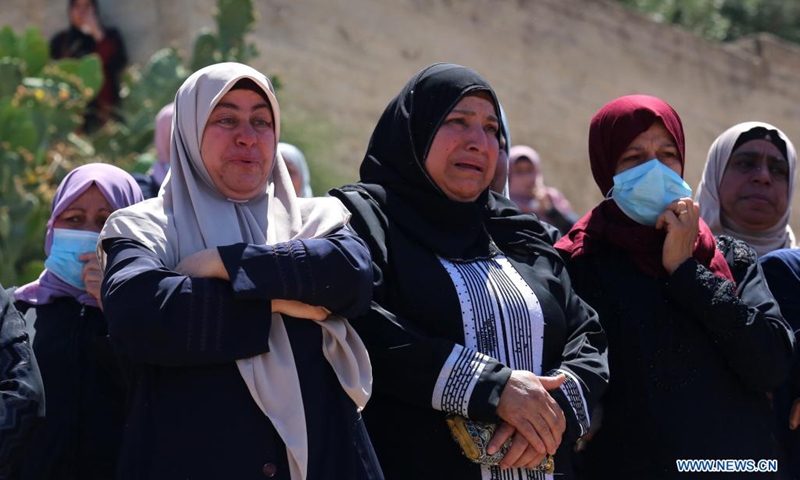 Relatives of Palestinian Malek Hamdan, 22, who was killed during clashes with Israeli soldiers, mourn during his funeral in Salem village, east of the West Bank city of Nablus, May 15, 2021.(Photo: Xinhua)