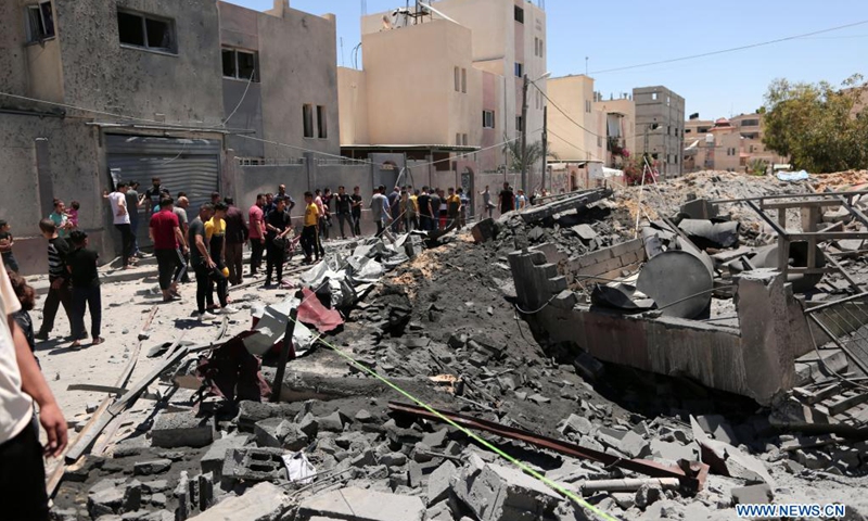 Palestinians gather at the rubble of a house destroyed by Israeli airstrikes, in Khan Younis refugee camp in the southern Gaza Strip, May 15, 2021.(Photo: Xinhua)