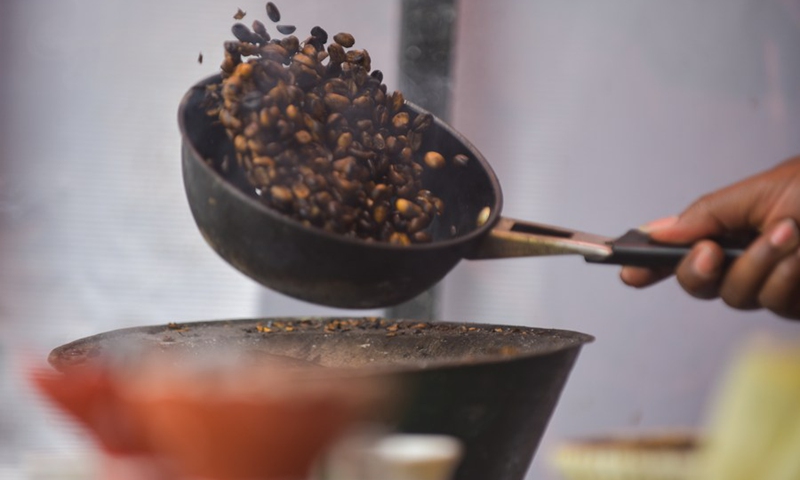 A street vendor roasts coffee beans on a street in Addis Ababa, capital of Ethiopia, May 14, 2021. (Photo:Xinhua)