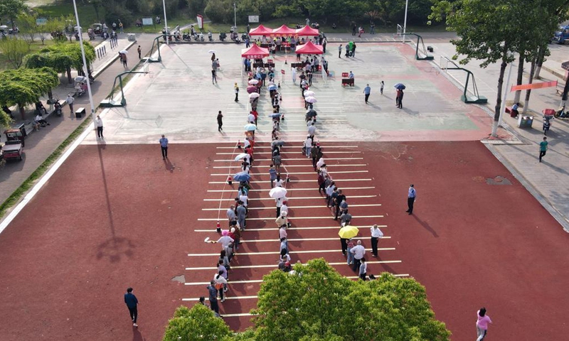 Aerial photo shows residents queuing up to take swab sample for nucleic acid testing at a community in Lu'an, east China's Anhui Province, May 22, 2021.Photo:Xinhua