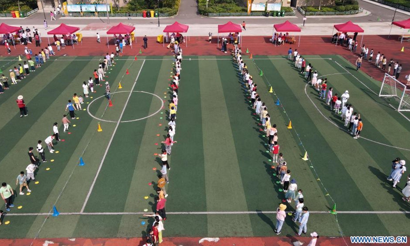 Aerial photo shows residents queuing up to take swab sample for nucleic acid testing at a community in Lu'an, east China's Anhui Province, May 22, 2021.Photo:Xinhua