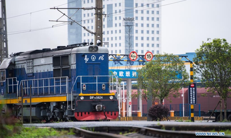 Train X8426 bound for Minsk departs from Changsha north railway station in Changsha, central China's Hunan Province on May 22, 2021. Train X8426 left Changsha to Minsk on Saturday, carrying machinery parts, textiles, electronic products and other goods from Hunan and neighboring provinces. Over 1,200 freight train trips from Hunan to Europe have been made since October 2014.(Photo: Xinhua)