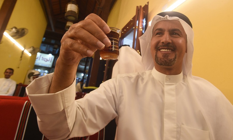 A customer drinks tea in a cafe at the Al-Mubarakiya market in Kuwait City, Kuwait, May 23, 2021.(Photo: Xinhua)