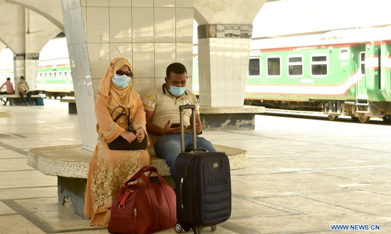Passengers wait for their train at a railway station in Dhaka, Bangladesh on May 24, 2021. After a nearly seven-week suspension amid the COVID-19 lockdown, long-route bus, train and ferry services in Bangladesh resumed operations on Monday as the government eased pandemic restrictions.(Photo: Xinhua)