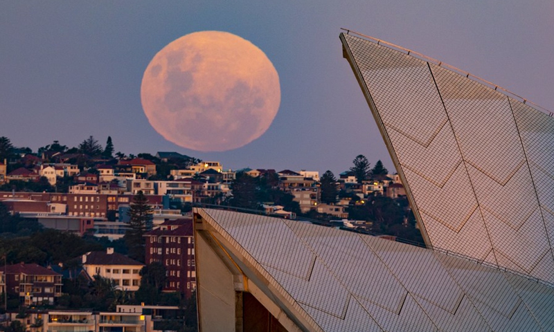 A blood moon is seen above the Sydney Opera House in Australia, May 26, 2021.(Photo: Xinhua)